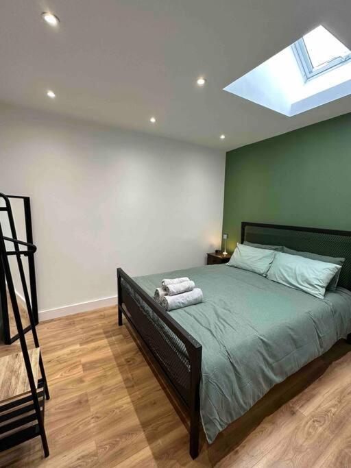 Holiday home Dallas House - Easy Links To Lhr And London *