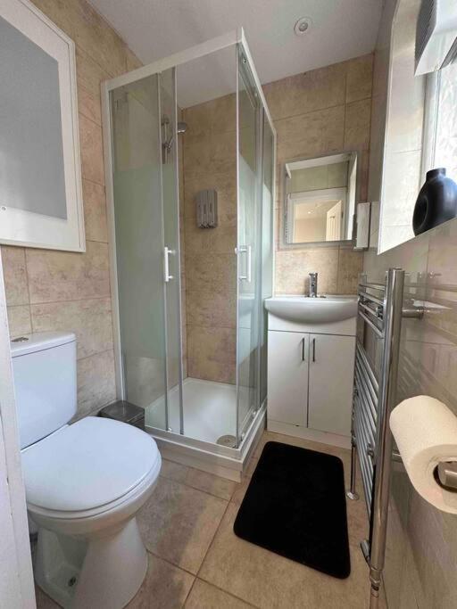 Holiday home Dallas House - Easy Links To Lhr And London