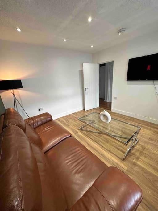 Dallas House - Easy Links To Lhr And London Holiday home *